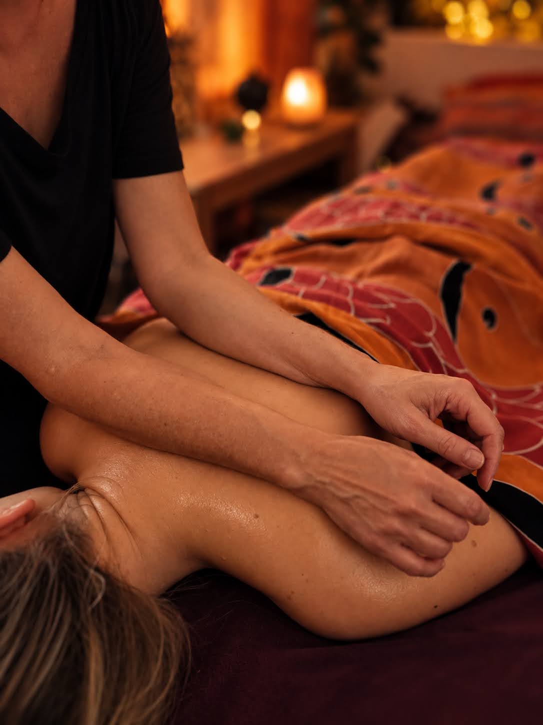 Massage van de rug en schouders met de onderarm